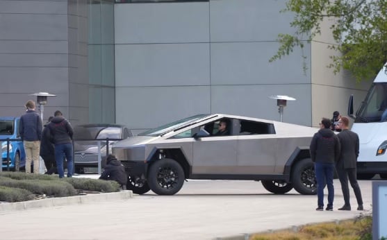 Електропикапът Tesla Cybertruck предизвика недоумение със своите офроуд качества ВИДЕО