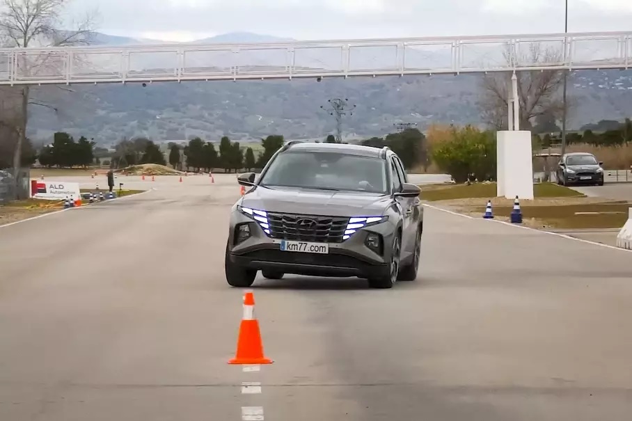 Експертите не очакваха такова нещо от хибридния Hyundai Tucson по време на "лосовия тест" ВИДЕО