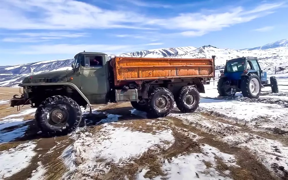 Битка на титани: Урал се дърпа с американски трактор New Holland, кой ще победи? ВИДЕО