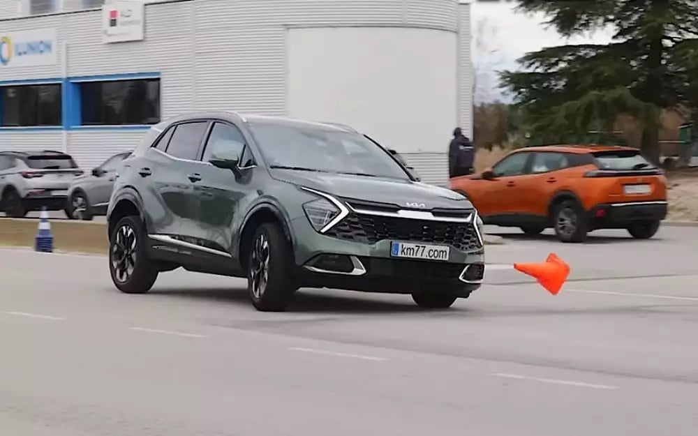 Способен ли е Kia Sportage на резки маневри ВИДЕО