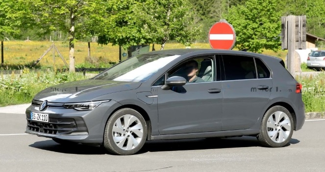 Вижте как изглежда очакваният нов Volkswagen Golf 8 без камуфлаж СНИМКИ