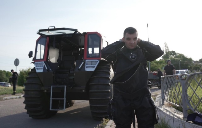 Ето как украински всъдеходи "Богун" спасяват пострадали от наводнението край Херсон ВИДЕО