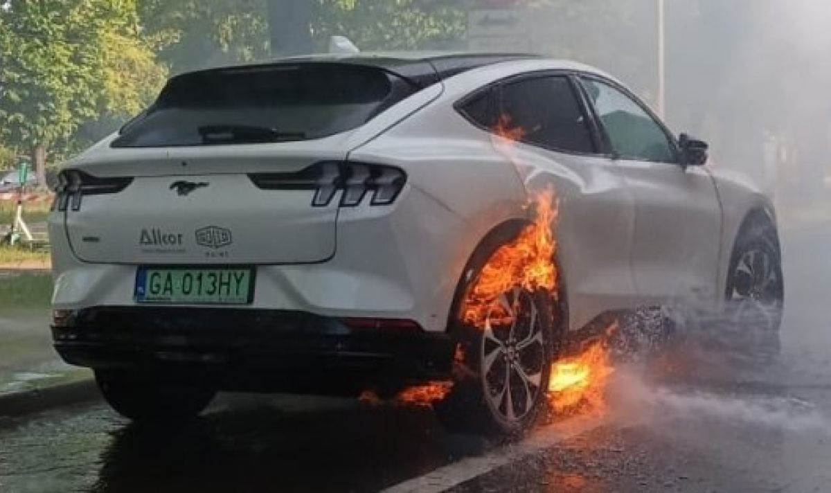 Как е възможно? Изгасиха запалил се електромобил Ford Mustang за рекордно малко време ВИДЕО