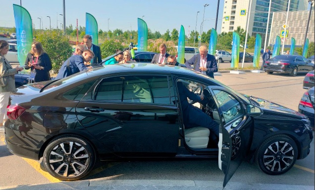 Новата Lada Aura попадна в куриозна ситуация на международен форум ВИДЕО