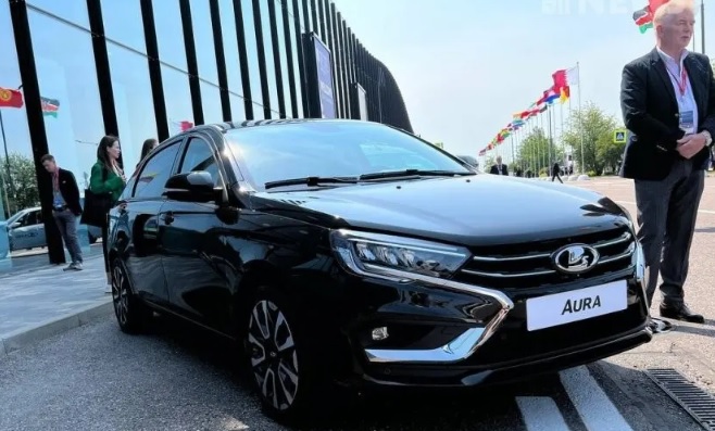 Новата Lada Aura попадна в куриозна ситуация на международен форум ВИДЕО