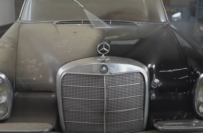 Рядък Mercedes-Benz 220 SE "възкръсна" след 28 г. престой в гаража ВИДЕО