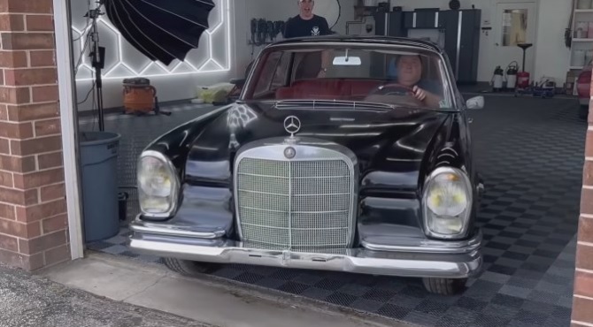 Рядък Mercedes-Benz 220 SE "възкръсна" след 28 г. престой в гаража ВИДЕО