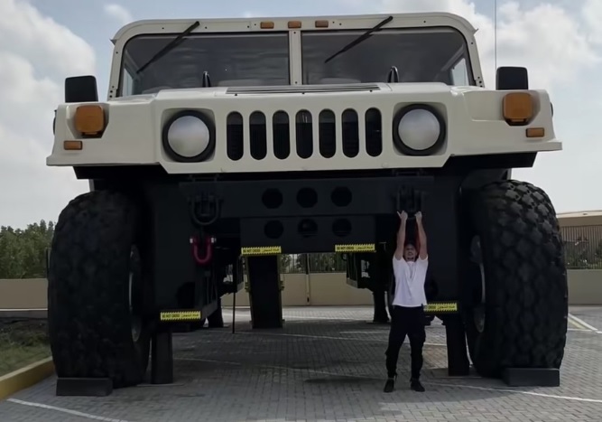 Вижте най-големия всъдеход Hummer в света, наистина е удивителен ВИДЕО