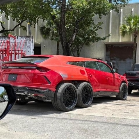 Ето как изглежда единственият в света Lamborghini Urus с 6 колела ВИДЕО