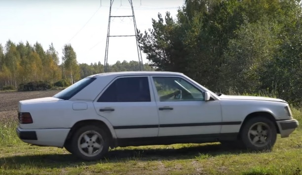 Уникално качество: Mercedes W124 запали и тръгна след 8 години престой навън  ВИДЕО