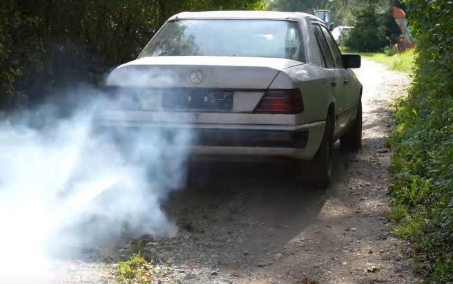 Уникално качество: Mercedes W124 запали и тръгна след 8 години престой навън  ВИДЕО