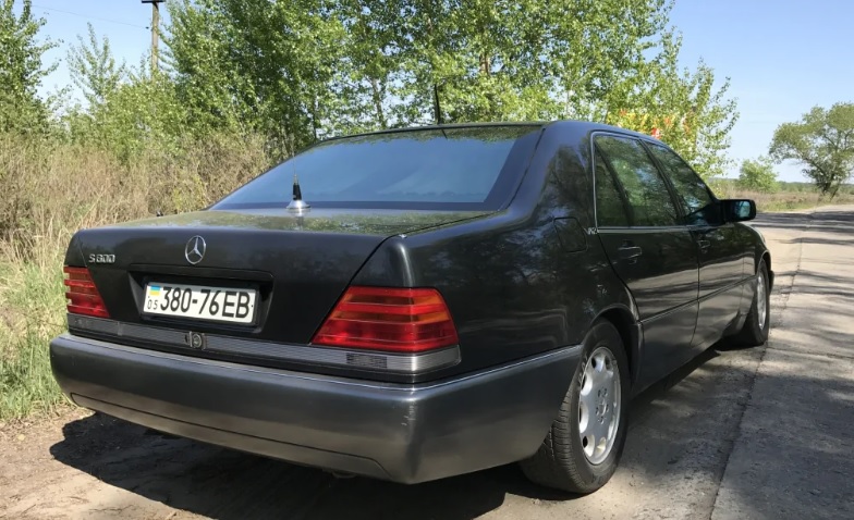 Капсула на времето: Намериха брониран Mercedes от 1994 г., притежаван от политик СНИМКИ