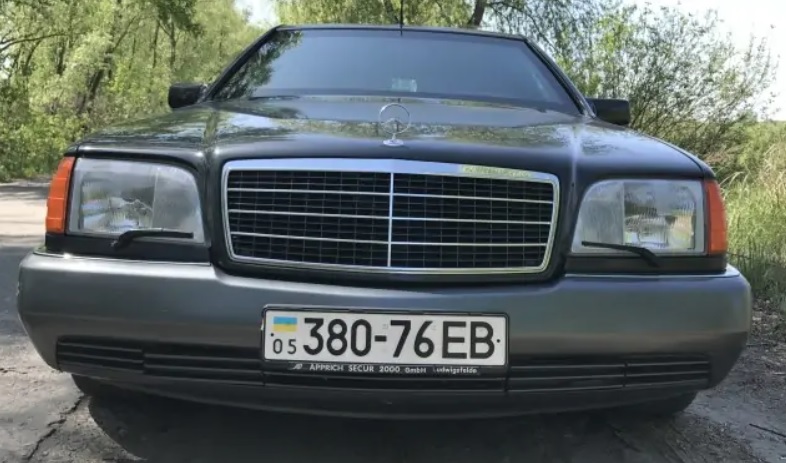 Капсула на времето: Намериха брониран Mercedes от 1994 г., притежаван от политик СНИМКИ