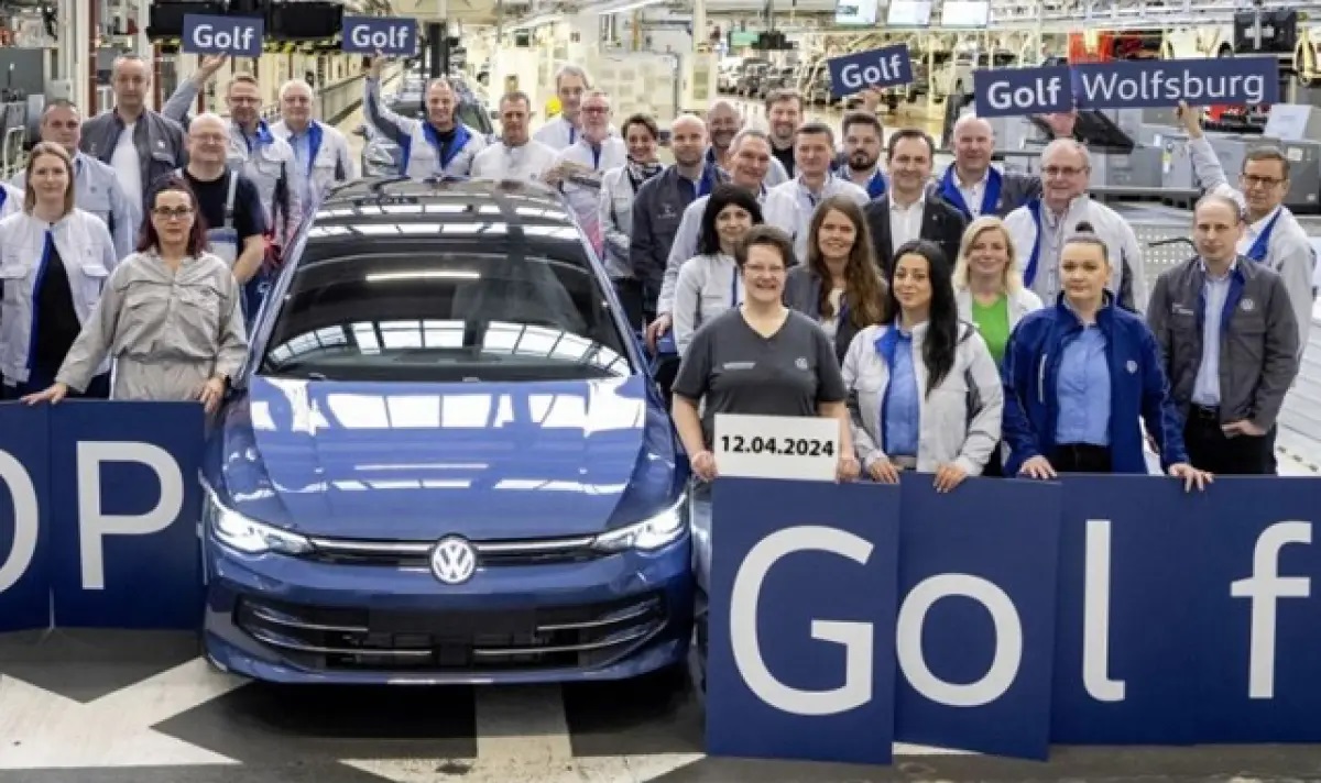 Обновения Volkswagen Golf слезе от поточната линия