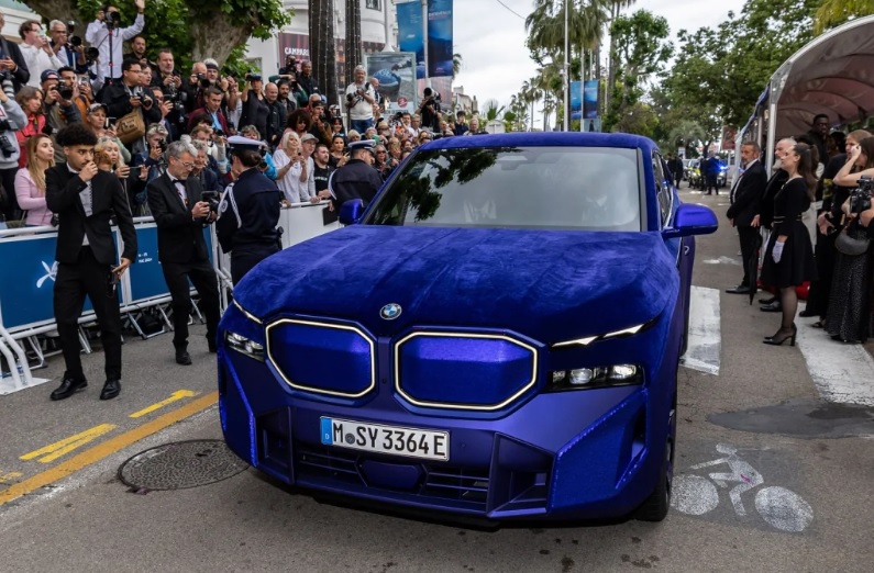 Показаха BMW XM, разработен съвместно с супермоделката Наоми Кембъл СНИМКИ