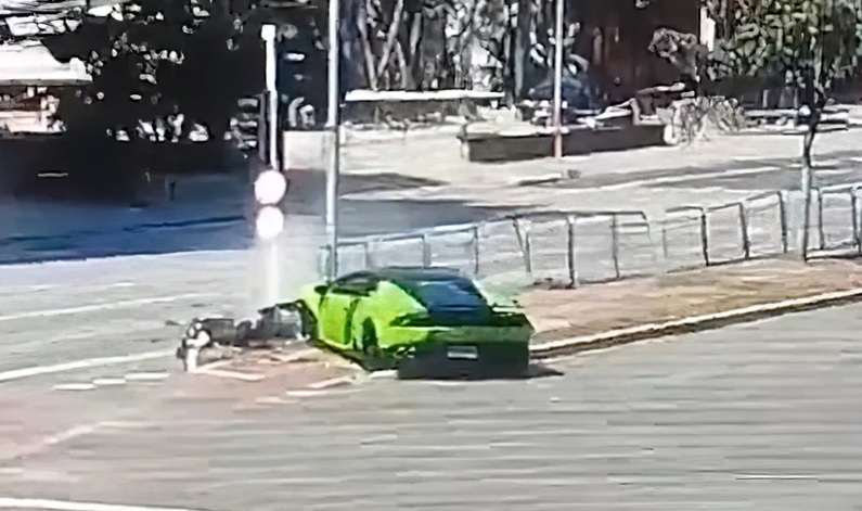 Мотоциклетист открадна часовника на шофьор с Lamborghini, но след това... ВИДЕО