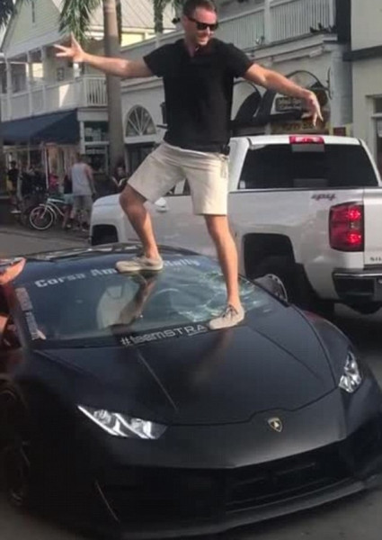 Заради Like-ове: Разглезено богаташче потроши Lamborghini Huracan по много тъп начин (ВИДЕО)