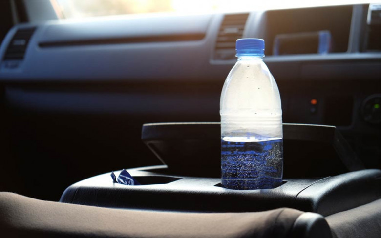 Опасно е! Ето защо не трябва да оставяте пластмасови бутилки с вода в купето (ВИДЕО)