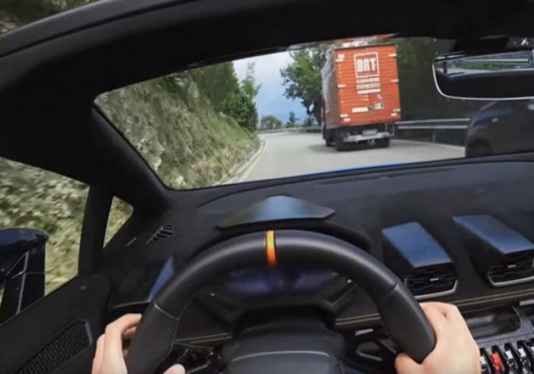 Дръжте се здраво! Погледнете пътя през очите на шофьор, който кара бързо Lamborghini Huracan Spyder Performante (ВИДЕО)
