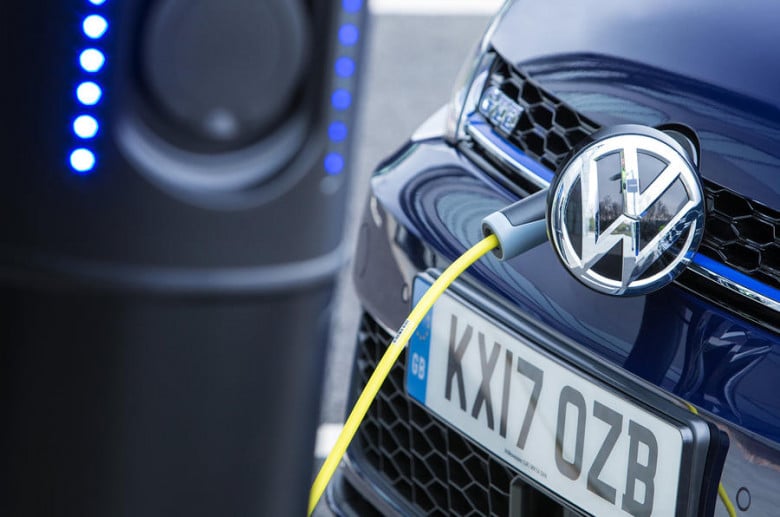 Нов удар по Volkswagen Group! Концернът ще изтегля електромобили и хибриди заради канцерогенни части