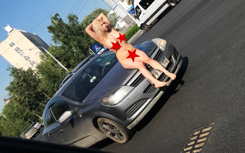 Шок! Гола жена атакува автомобили на пъпа на голям град (СНИМКИ/ВИДЕО 18+)