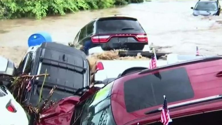 Наводнение отнесе десетки нови луксозни джипове от автокъща (ВИДЕО)