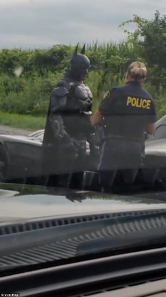 Вече видяхме всичко! Полицията спря Батман в батмобила му за превишена скорост (ВИДЕО)