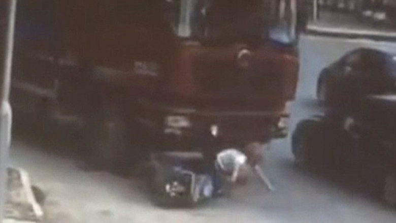 Шокиращ инцидент! Тежък камион бутна и мина върху жена със скутер, вижте какво се случи (СНИМКИ/ВИДЕО)