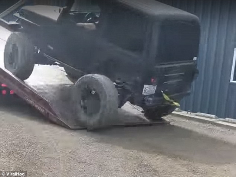 Шофьор се опита да натовари Jeep Wrangler в авариен камион, а случилото се след това шокира мрежата (СНИМКИ/ВИДЕО)