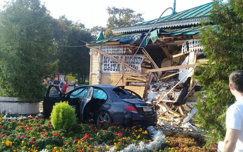 Туристи от Москва с луксозен Mercedes-Benz и брутална скорост сгазиха уникален музей  (СНИМКИ/ВИДЕО)