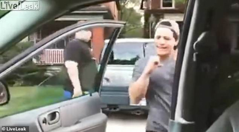 Опасното Kiki Challenge: Младеж слезе от колата в движение и започна да танцува, но вижте как си изпати (СНИМКИ/ВИДЕО)