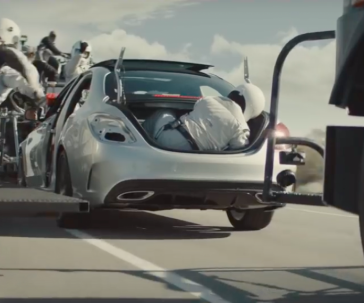 Уникално ВИДЕО: Превърнаха стар Mercedes в нов в движение