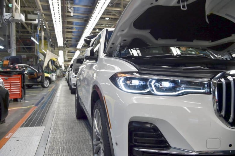 BMW X7: Първа официална СНИМКА и подробности