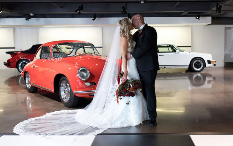 Фенове на Porsche се ожениха в Cayenne по време на движение (СНИМКИ)