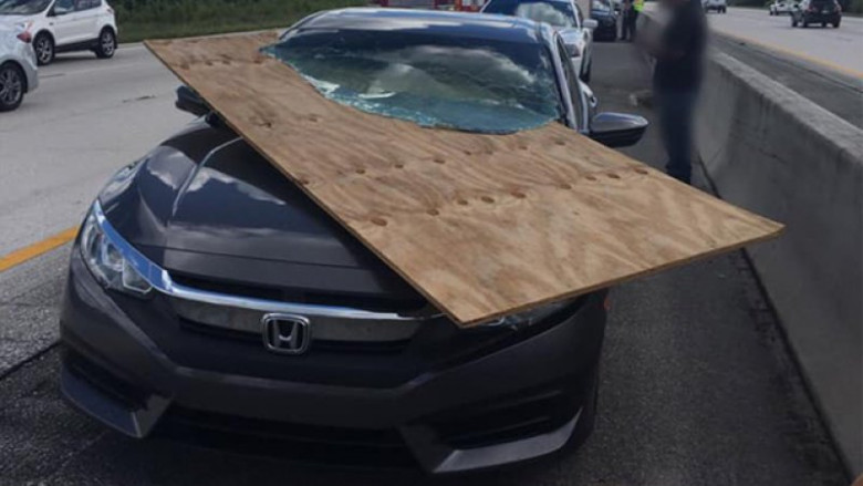 Страховита катастрофа: Хонда бе "обезглавена" на пътя, а шофьорът.... (СНИМКИ)
