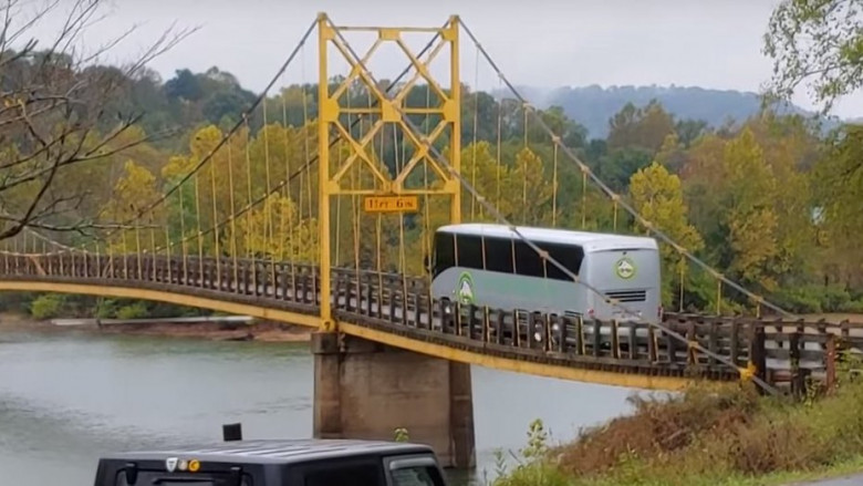 Шокиращо ВИДЕО: 35-тонен автобус с пътници преминава по мост с ограничение до 10 тона