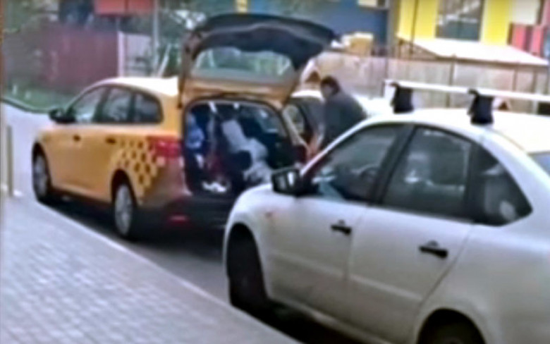 Безценен товар: Жена качи децата си в багажника на такси (ВИДЕО)
