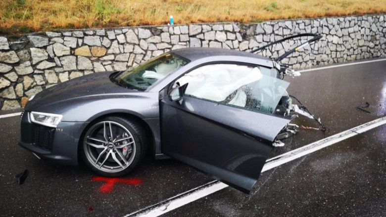 Страшно меле: Audi R8 се разцепи на две след сблъсък, а водачът ... (СНИМКИ)