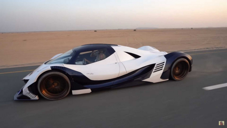 Вижте как руса хубавица първа тества най-мощния автомобил в света (СНИМКИ/ВИДЕО)