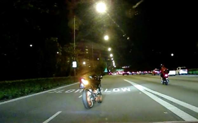 Страховито! Вижте как мотоциклет накара шофьорите на пътя да повярват в призраци (ВИДЕО)