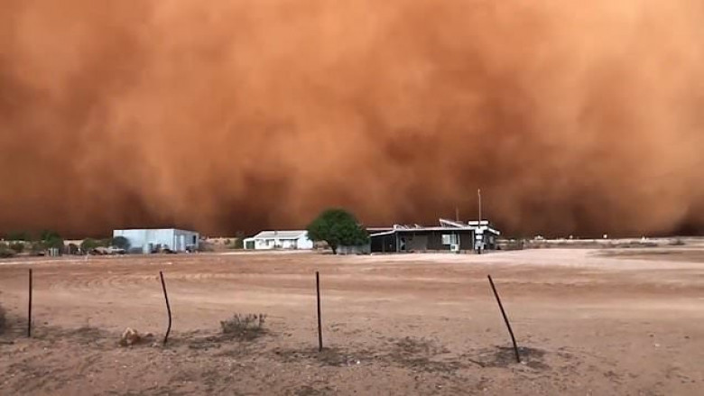 Шофьор влезе в окото на ужасяваща пясъчна буря с пикапа си, ето какво се случи (ВИДЕО)