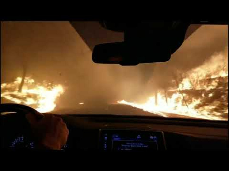 Ужасът от първо лице: Вижте как кола преминава през огнения ад в Калифорния (ВИДЕО)