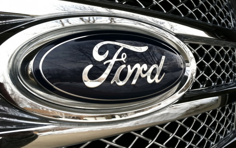 Първи СНИМКИ на новия тайнствен кросоувър на Ford