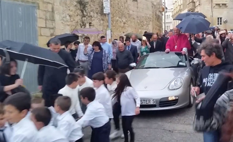 Свещеник шокира мрежата с Porsche Boxster и с това, което накара деца да направят (СНИМКИ/ВИДЕО)