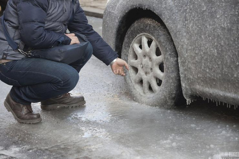 Полезни и вредни съвети какво да правим, ако колата е замръзнала в локва