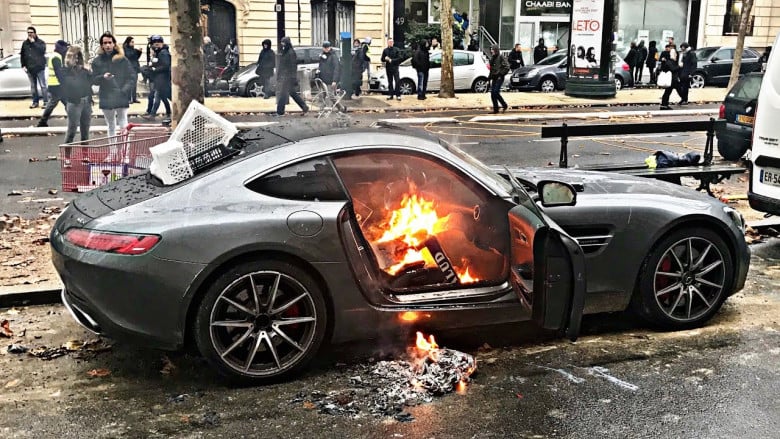 Вижте на ВИДЕО как суперлуксозни и скъпи коли бяха унищожени от протестиращите в Париж