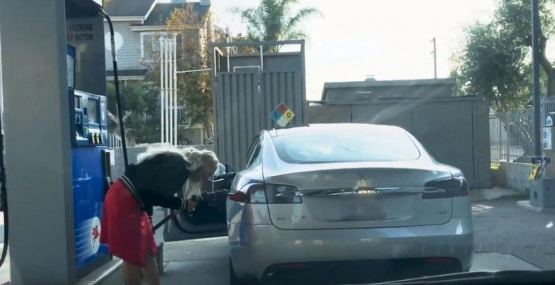 Уникално ВИДЕО:  Вижте как блондинка се опитва да зареди Tesla с бензин