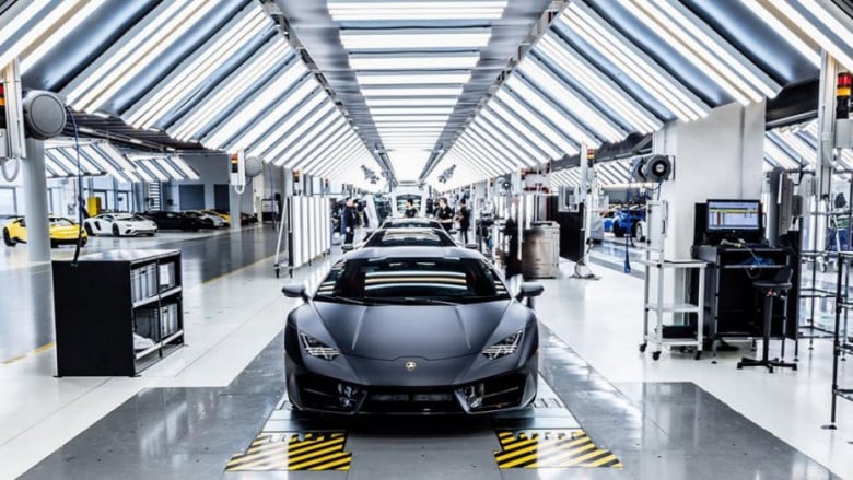 Вижте как се произвеждат автомобилите Lamborghini без да ставате от мястото си (ВИДЕО)