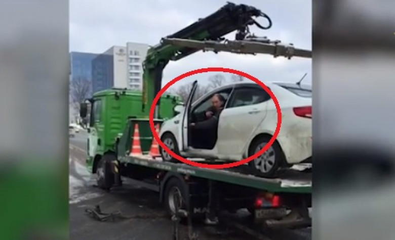 Невероятен случай: Шофьор скочи заедно с колата си от каросерията на "паяка" и избяга (ВИДЕО)