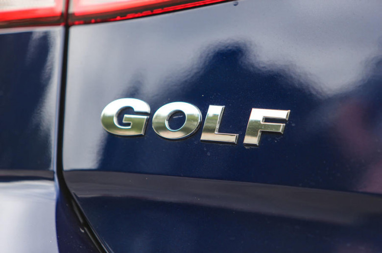 Новият Volkswagen Golf 8-мо поколение бе запечатан на СНИМКИ без камуфлаж